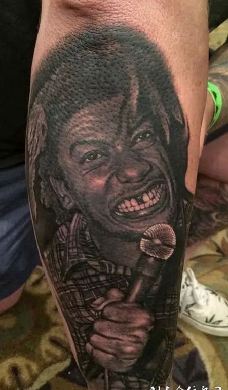 小腿上的黑人纹身图案