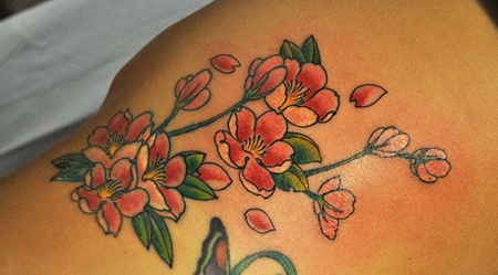 侧腰好看的桃花纹身图片