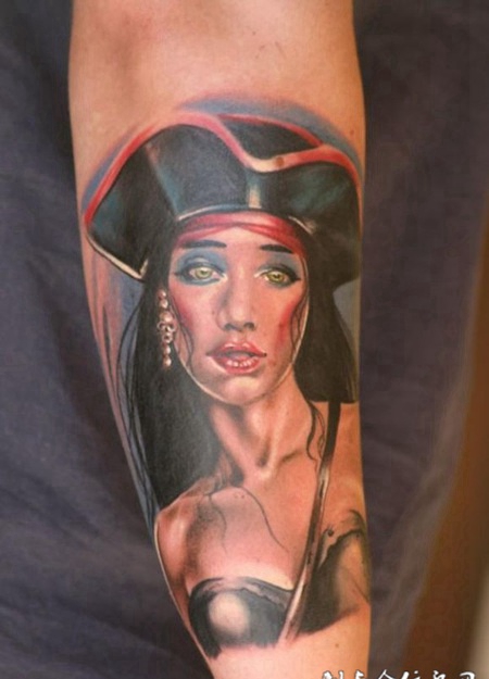 小臂上的海岛女纹身图案