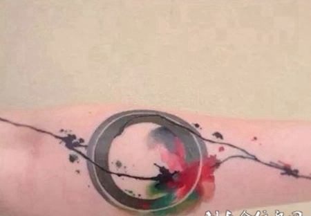 小臂上的水彩花朵纹身图案