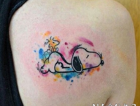肩胛骨上的小狗纹身图案