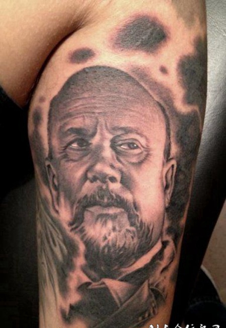 大臂上的男士肖像纹身图案