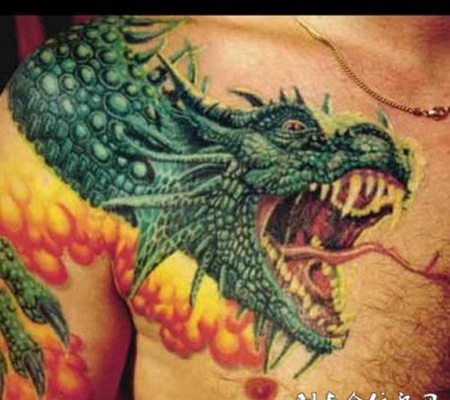 肩膀上的一条龙纹身图案