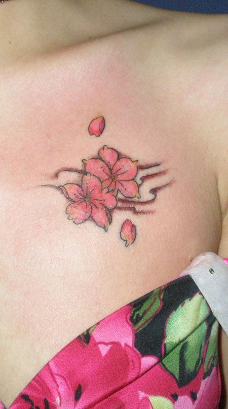 胸部性感桃花纹身图案