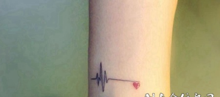 脚踝上的心跳线纹身图案