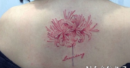 后背上的彼岸花纹身图案