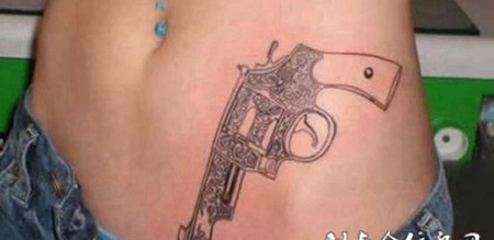 小腹上的手枪纹身图案