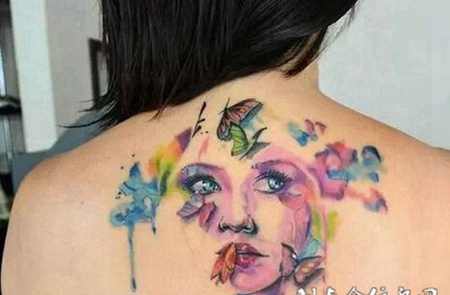 后背上的水彩美女纹身图案
