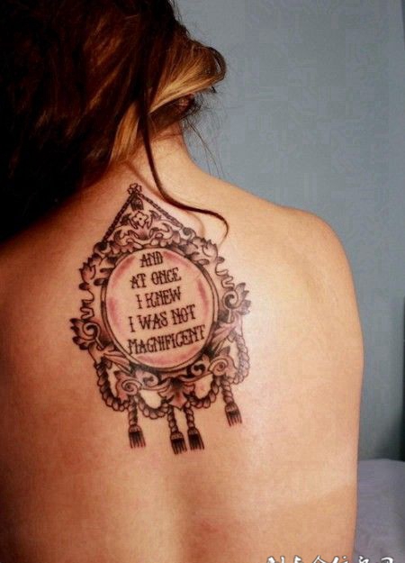 镜子里有英文的纹身图案