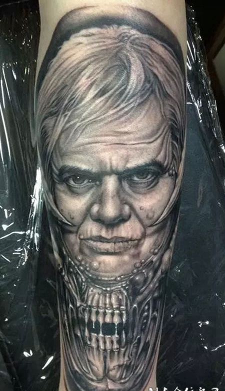 大臂上的骷髅男士纹身图案