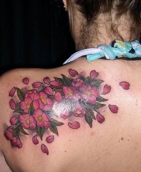 美女肩部桃花纹身图案