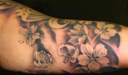 大臂上的桃花纹身图案