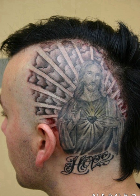头上的耶稣纹身图案