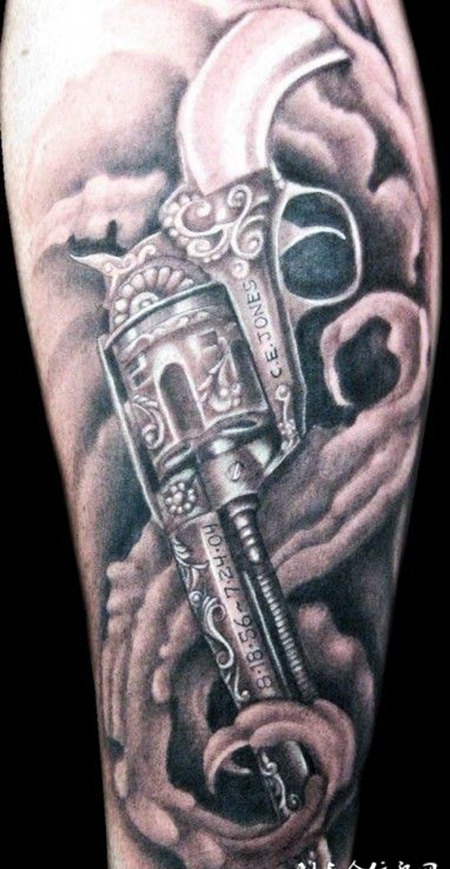 小腿上的左轮枪纹身图案