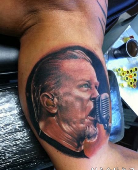 大臂上的唱歌的男士纹身图案