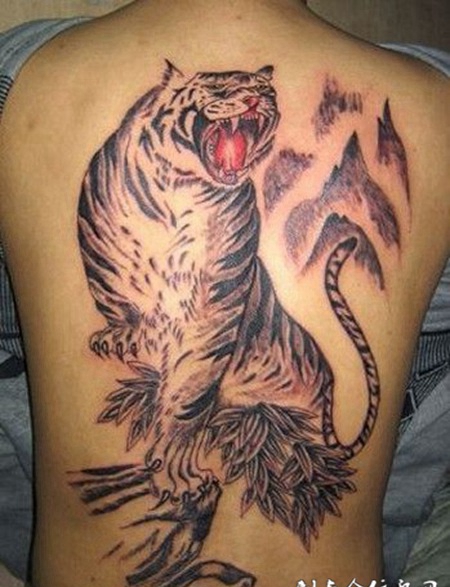 后背老虎纹身图案
