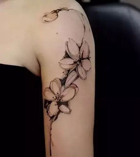 大臂黑灰色桃花纹身图案