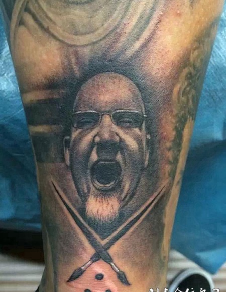 小腿上的恶魔毛笔纹身图案