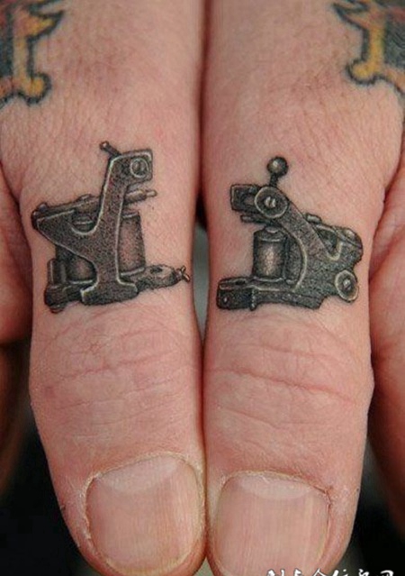 大拇指上的金属纹身图案