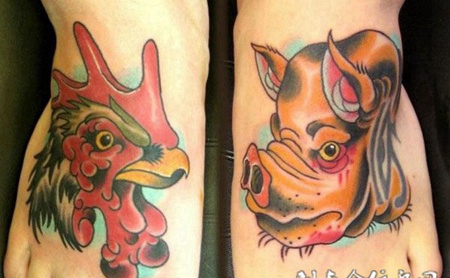 一只脚鸡头一只脚猪头的纹身图案