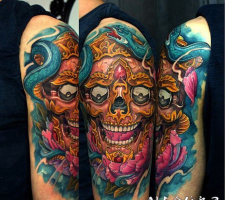 大臂上的牡丹嘎巴拉纹身图案