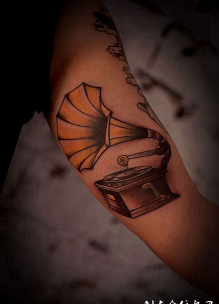 胳膊上的音乐盒纹身图案