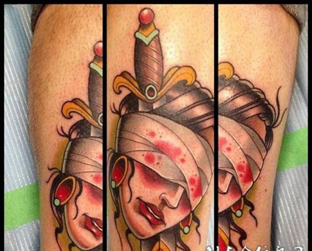 被匕首贯穿的日本生首纹身图案