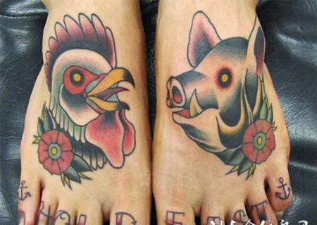 一只脚上鸡头一只脚上猪头脚趾头字母的纹身图案