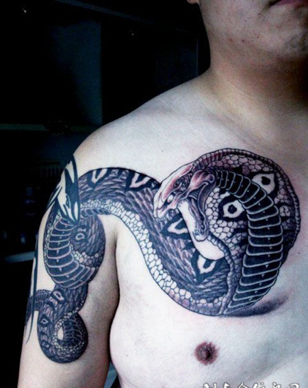 过肩眼镜蛇纹身图案