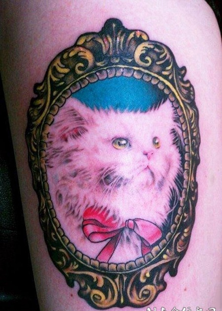 镜子中的猫纹身图案