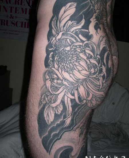 臀部上的菊花纹身图案