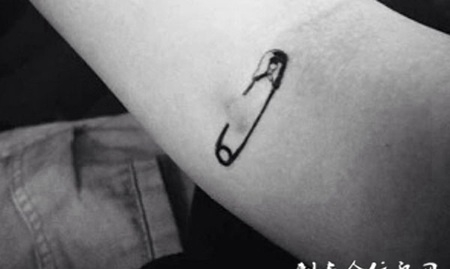 小臂上的别针纹身图案