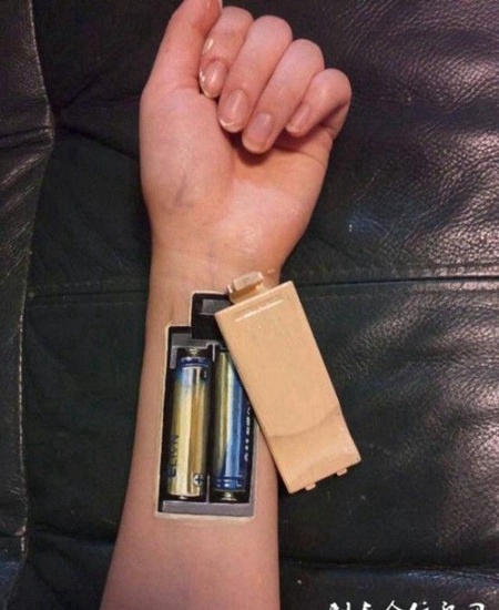 小臂上的电池纹身图案