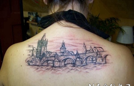 后背上的一座桥纹身图案