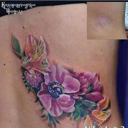 后腰上的蝴蝶花纹身图案