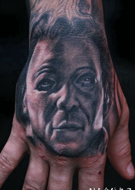 手背上的人物肖像纹身图案