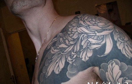 半胛黑灰色菊花纹身图案