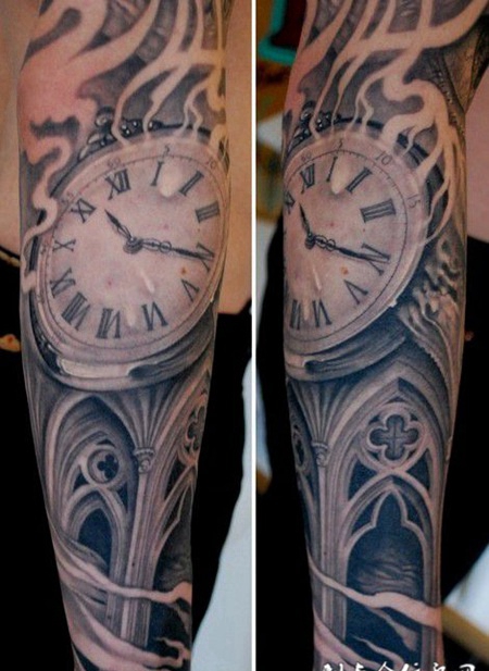 小臂上的时钟纹身图案