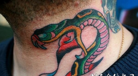 脖子上的毒蛇纹身图案