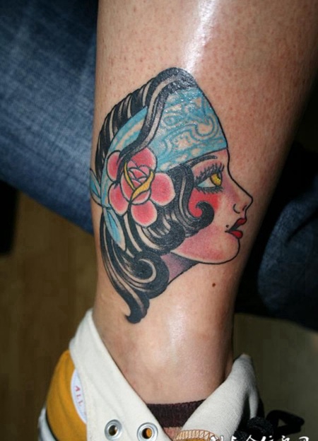 小腿上的美女头纹身图案
