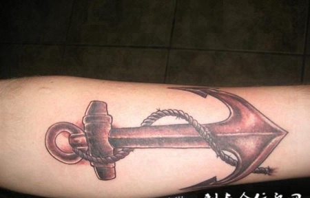 小臂上的一只船锚的纹身图案