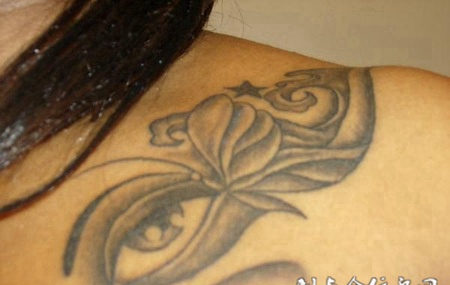 锁骨上的树叶眼睛纹身图案