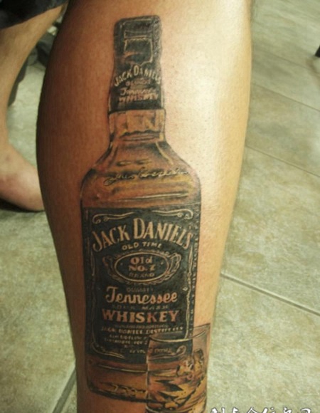 小腿上的酒与酒杯纹身图案