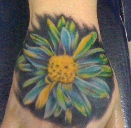 手背上的雏菊纹身图案