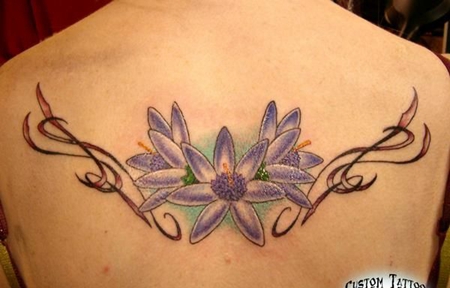 背部紫色雏菊纹身图案