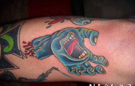 小腿上长着嘴的恶魔手纹身图案