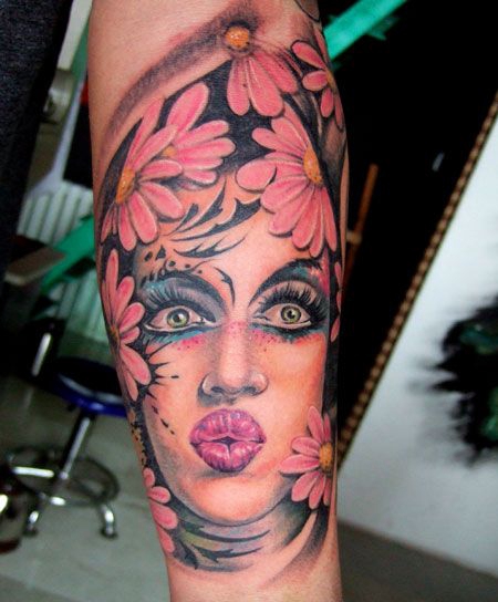 手臂美女小雏菊纹身图片