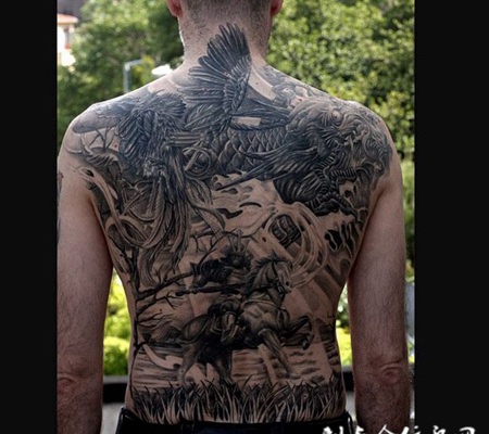 满背骑士怪兽纹身图案