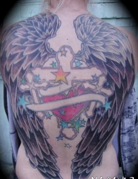 满背十字架翅膀心纹身图案