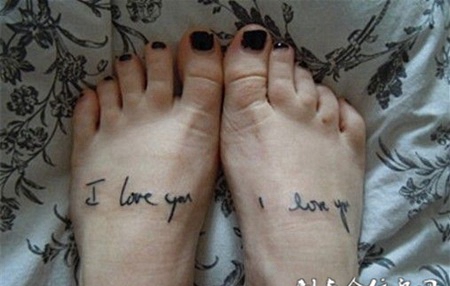 脚面上英文的纹身图案